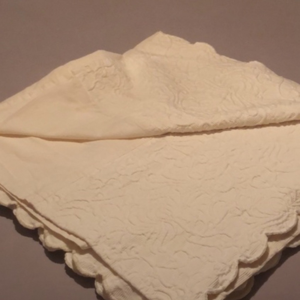 Queen size dust ruffle. Beautiful  matelass  with 12 inch drop .Great condition